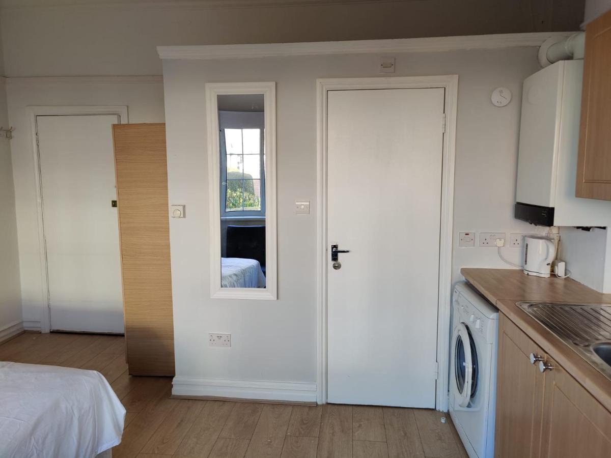 Studio On Golders Green Road Apartment ลอนดอน ภายนอก รูปภาพ